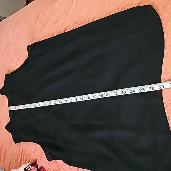 Vince Camuto's Blk breezy blouse lightens up your workweek. Sz. Small - Picture 9 of 9